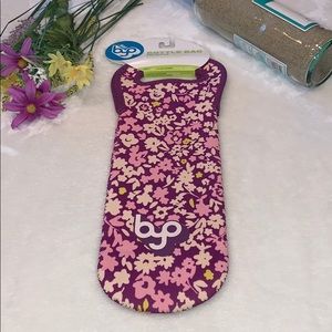 Insulated wine tote.